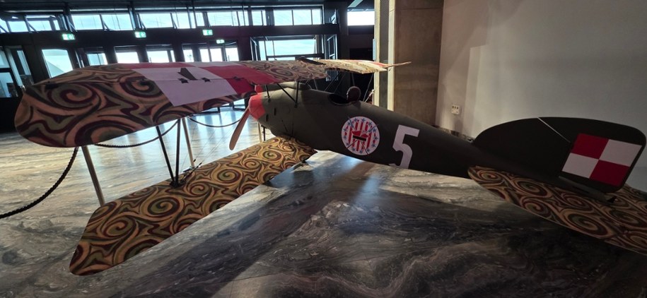Replika samolotu Albatros D.III (Oef), którym polscy i amerykańscy lotnicy walczyli w wojnie polsko-bolszewickiej, Muzeum Bitwy Warszawskiej 1920 roku w Ossowie. /