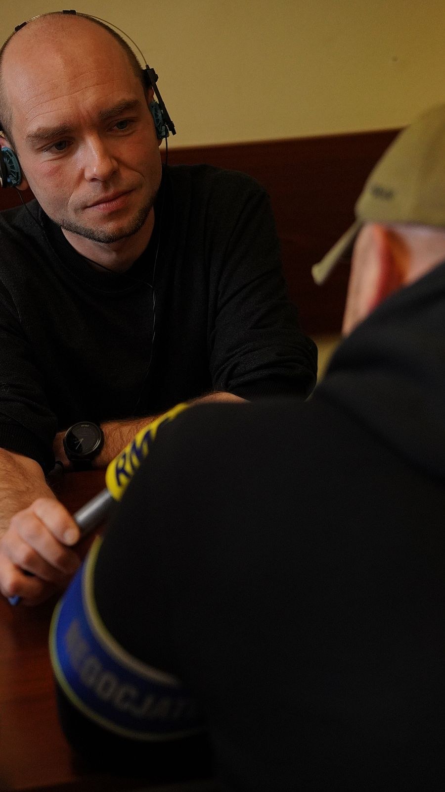 Reporter RMF FM Kuba Kaługa w czasie wywiadu z policyjnym negocjatorem /fot. st. sierż. Piotr Pawłowski KWP Gdańsk /Policja