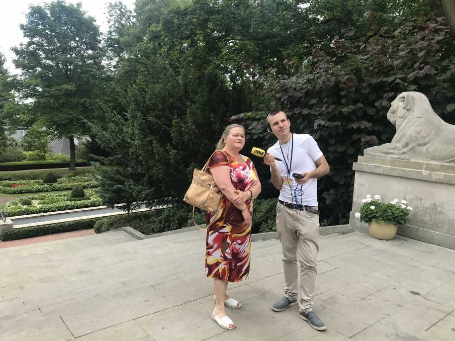 Reporter RMF FM Michał Dobrołowicz i Bożena Opioła z Kancelarii Prezydenta w prezydenckich ogrodach. /Michał Dobrołowicz /RMF FM