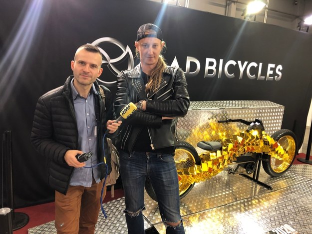 Reporter RMF FM Michał Dobrołowicz i twórca roweru pokrytego złotem - Adam Zdanowicz /RMF FM