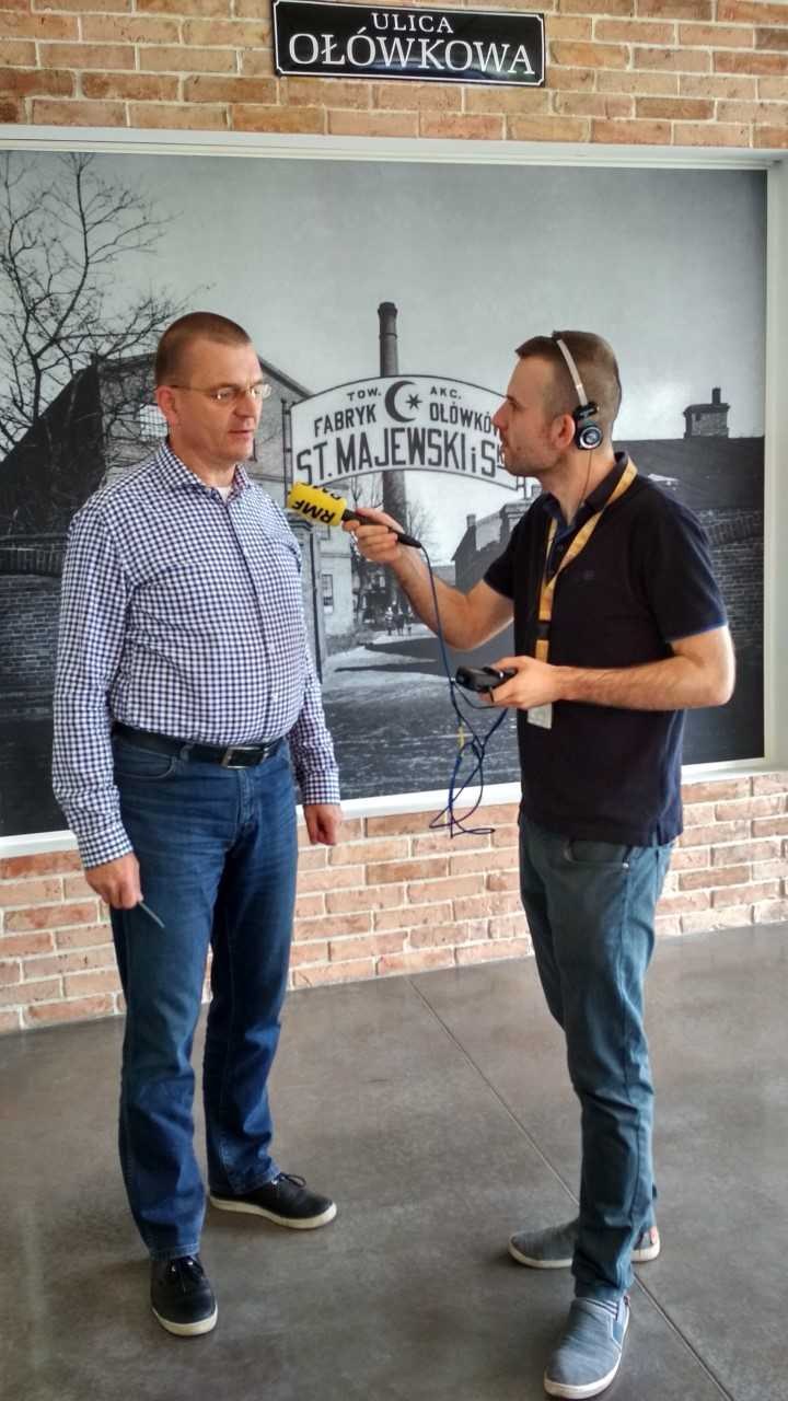 Reporter RMF FM Michał Dobrołowicz i Wojciech Pstrokoński przed zdjęciem przedstawiajacym pierwszą siedzibę najstarszej fabryki ołówków w Polsce, przy ulicy Ołówkowej w Pruszkowie. Dziś adres to ulica... Kredkowa! /Fot. Michał Dobrołowicz /RMF FM