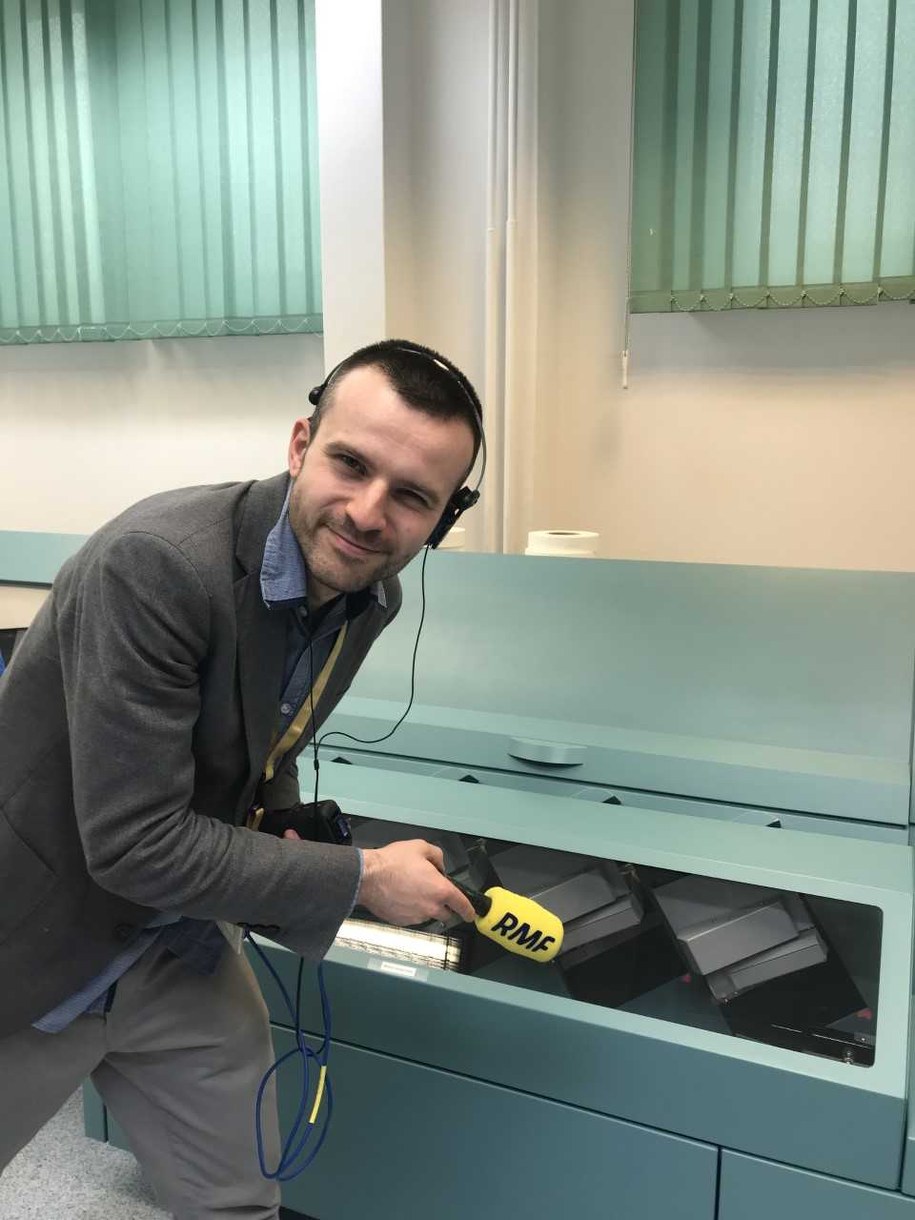 Reporter RMF FM Michał Dobrołowicz w dokładnie pilnowanej sortowni banknotów Narodowego Banku Polskiego /Michał Dobrołowicz /RMF FM