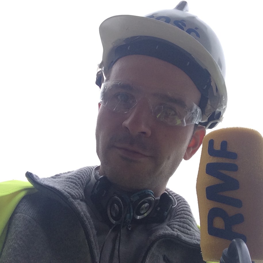 Reporter RMF FM Michał Dobrołowicz w tzw. odzieży ochronnej na terenie rozbudowy Elektrowni Opole (bloki 5 i 6) /Michał Dobrołowicz /RMF FM