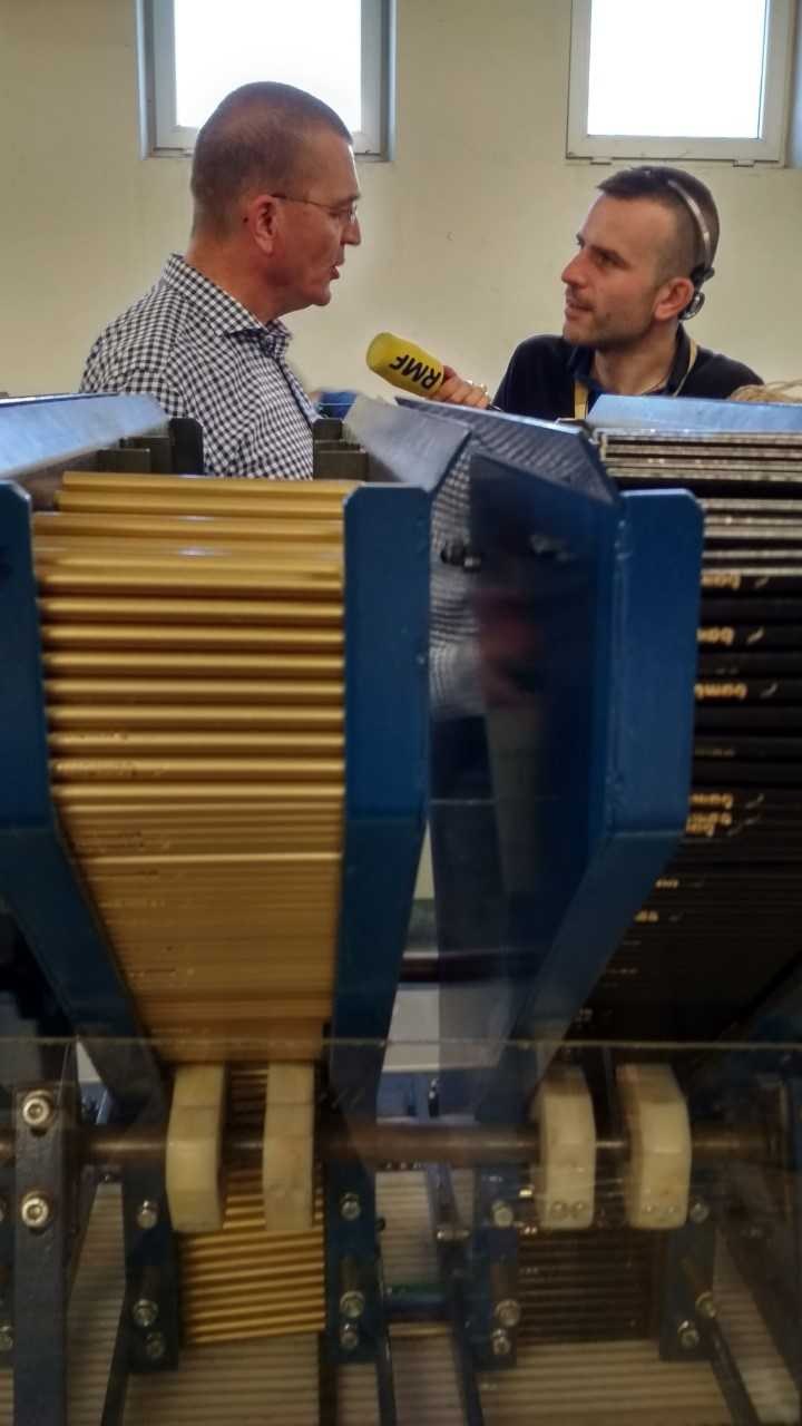 Reporter RMF FM Michał Dobrołowicz z Wojciechem Pstrokońskim w czasie zwiedzania najstarszej fabryki ołówków w Polsce /Michał Dobrołowicz /RMF FM