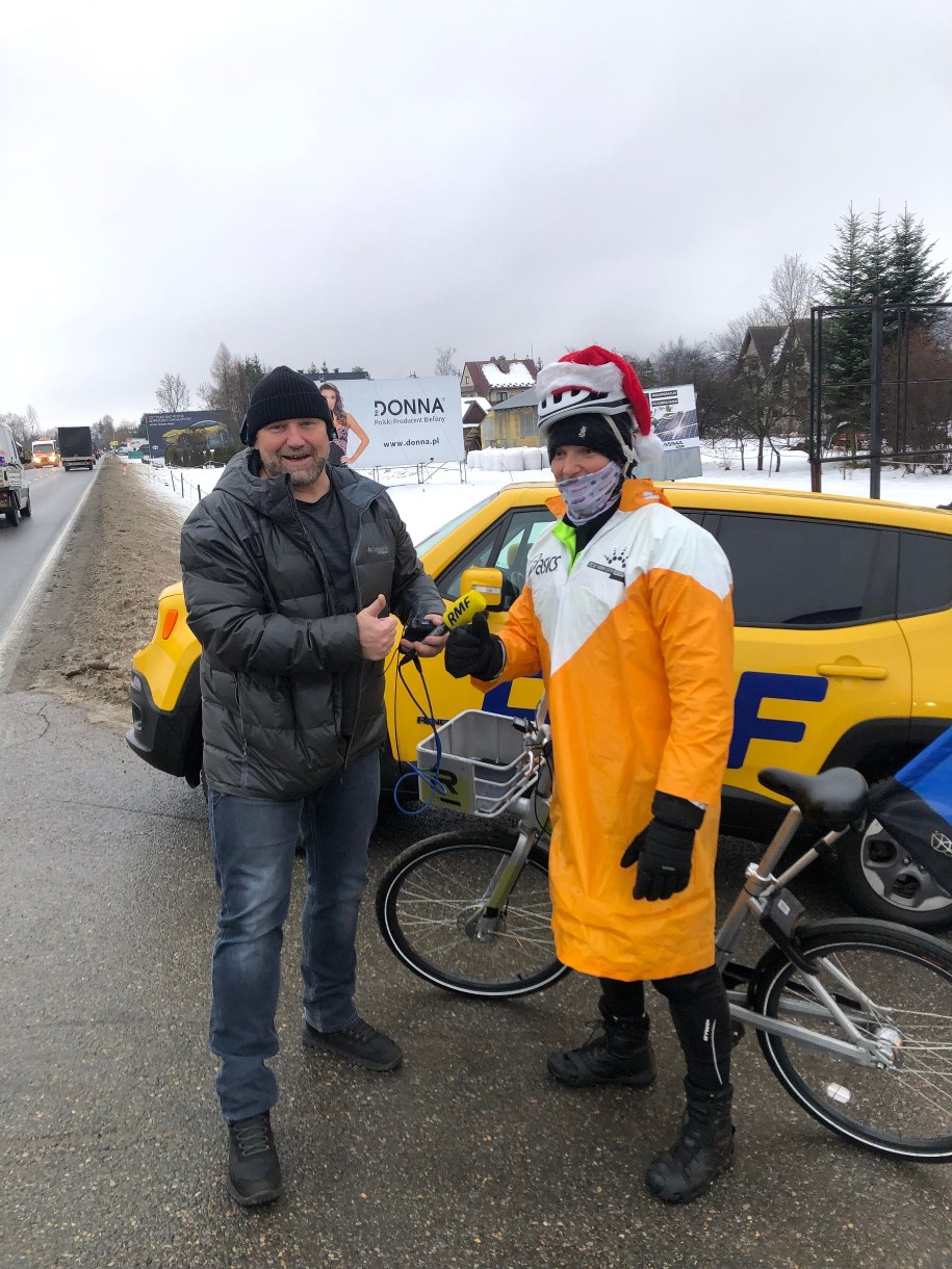Reporter RMF FM z policjantem, który wyruszył,  by pomóc choremu Tymkowi /fot. Maciej Pałahicki /RMF24