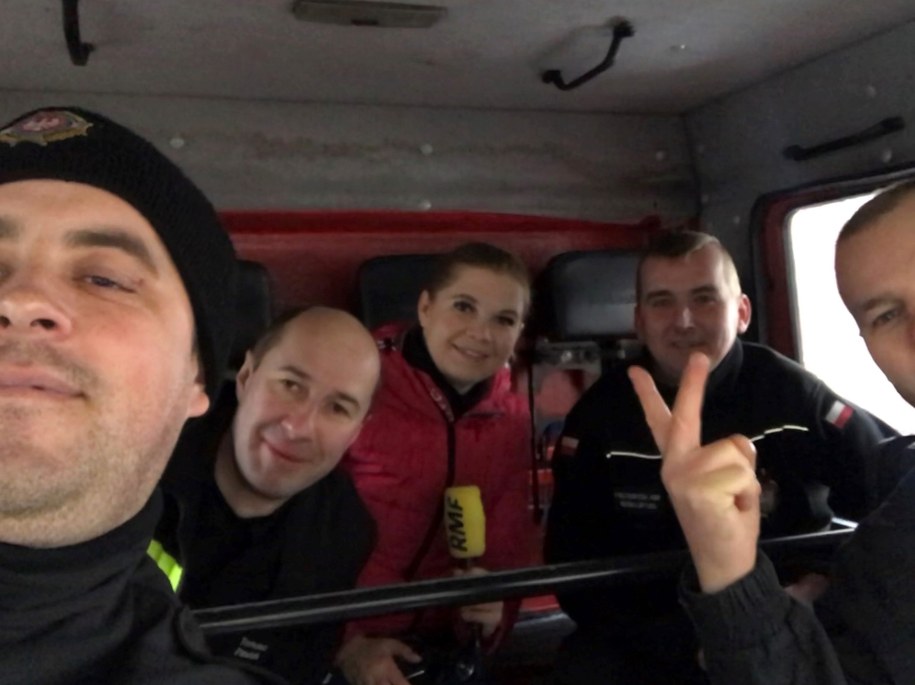 Reporterka RMF FM Aneta Łuczkowska ze strażakami ochotnikami z Recza. /Aneta Łuczkowska /RMF FM