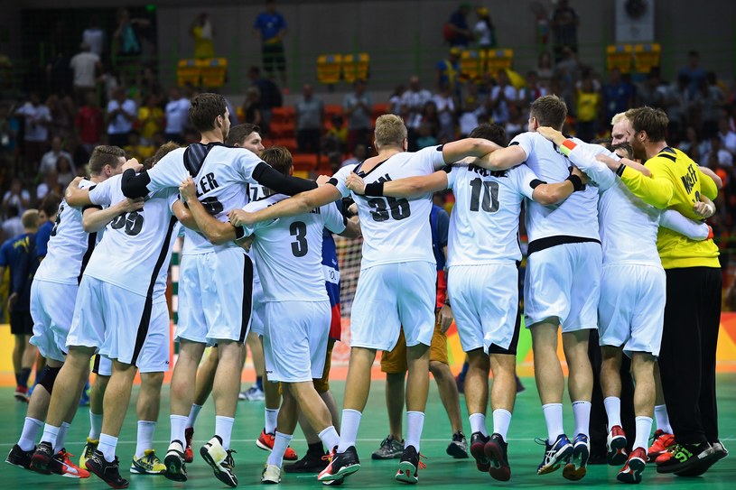 Reprezentacja Niemiec w piłce ręcznej cieszy się z wygranej nad Szwedami /AFP