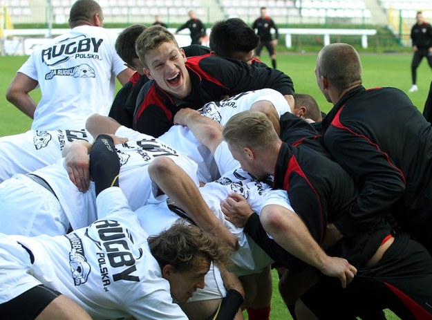 Reprezentacja Polski w rugby (białe stroje) i piłkarze Polonii Warszawa (czarne stroje) podczas wspólnego treningu /Radek Pietruszka /PAP