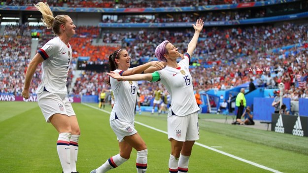 Reprezentacja USA ciesząca się z gola Megan Rapinoe  strzelonego w meczu z Holandią /FIFA /