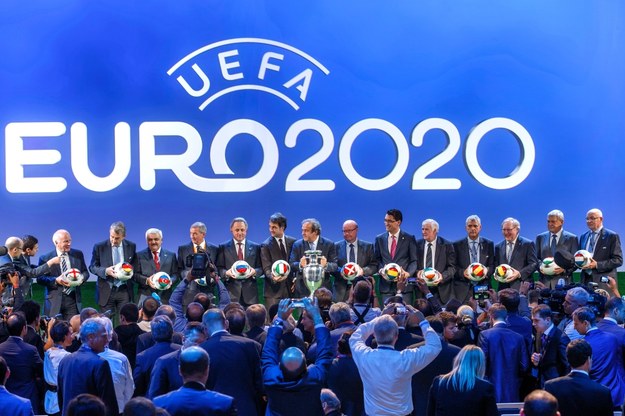 Reprezentanci miast-gospodarzy Euro 2020 w towarzystwie ówczesnego prezydenta UEFA Michela Platiniego, 19 września 2014 /SALVATORE DI NOLFI /PAP/EPA