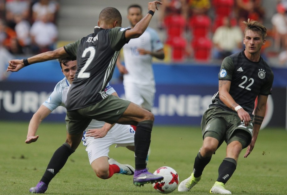 Reprezentanci Niemiec Jeremy Toljan (L) i Maximilian Philipp (P) i Anglik Ben Chilwel /PAP/Andrzej Grygiel    /PAP