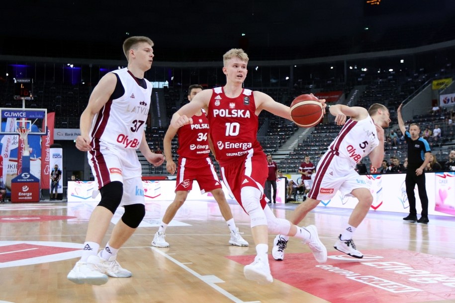 Reprezentanci Polski Adam Hrycaniuk i Łukasz Kolenda oraz Karlis Silins i Mareks Mejeris /Hanna Bardo /PAP/EPA