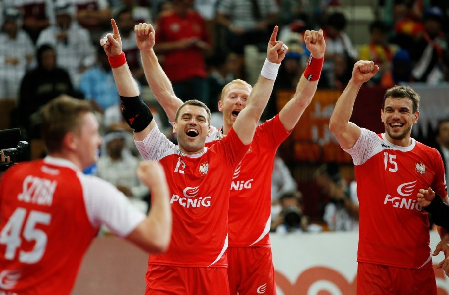 Reprezentanci Polski Michał Szyba, Bartosz Jurecki, Karol Bielecki i Michał Jurecki cieszą się z wywalczenia brązowego medalu MŚ w Katarze, 1 lutego 2015 /GUILLAUME HORCAJUELO  /PAP/EPA