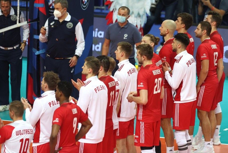 Reprezentanci Polski po przegranym półfinale mistrzostw Europy siatkarzy ze Słowenią w Katowicach. /Andrzej  Grygiel /PAP