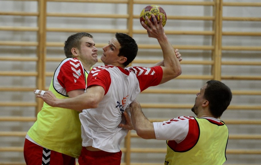 Reprezentanci Polski w piłce ręcznej (od lewej): Michał Chodara, Bartłomiej Jaszka i Michał Kubisztal, podczas treningu kadry /PAP/EPA /PAP/EPA