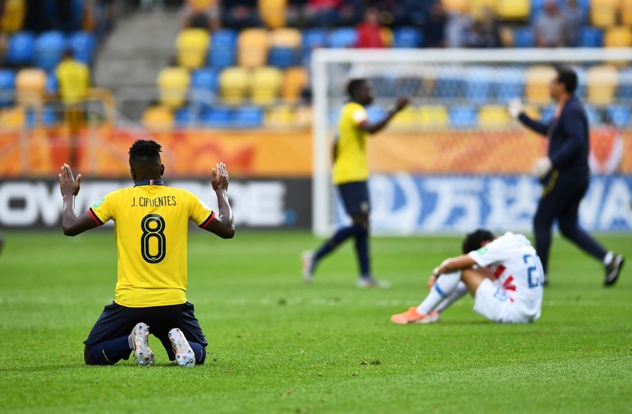 Reprezentant Ekwadoru Jose Cifuentes cieszy się z wygranego meczu, podczas ćwierćfinałowego spotkania na mistrzostwach świata piłkarzy FIFA U-20 w Gdyni / 	Adam Warżawa    /PAP