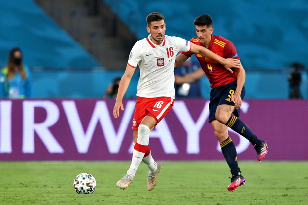 Reprezentant Hiszpanii Gerard Moreno i Jakub Moder w trakcie meczu Hiszpania - Polska / 	Adam Warżawa    /PAP