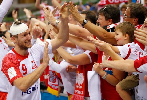 Reprezentant Polski Andrzej Rojewski i jego koledzy z drużyny cieszą się z kibicami po zwycięstwie nad Chorwacją w ćwierćfinale MŚ w Katarze, 28 stycznia 2015 /ALI HAIDER   /PAP/EPA