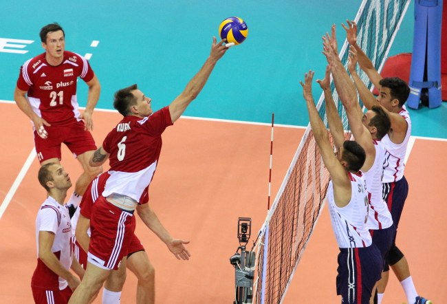 Reprezentant Polski Bartosz Kurek przebija piłkę nad blokiem drużyny USA /PAP/Stanisław Rozpędzik /PAP