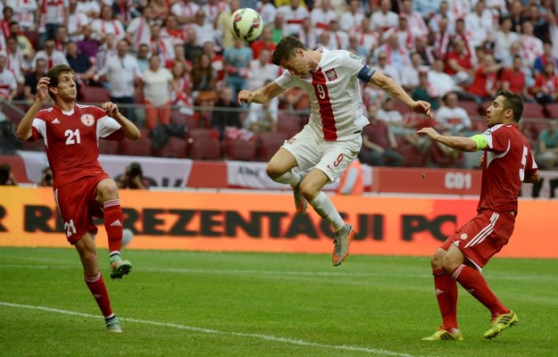 Reprezentant Polski Robert Lewandowski (2-P) strzela trzecią bramkę Gruzji podczas meczu eliminacji piłkarskich mistrzostw Europy 2016 /Bartłomiej Zborowski /PAP