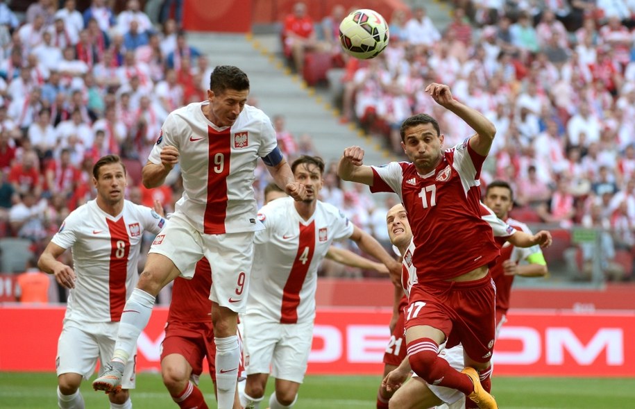 Reprezentant Polski Robert Lewandowski (L) walczy o piłkę z Mate Vatsadze (P) z Gruzji podczas meczu eliminacji piłkarskich mistrzostw Europy 2016 /Bartłomiej Zborowski /PAP