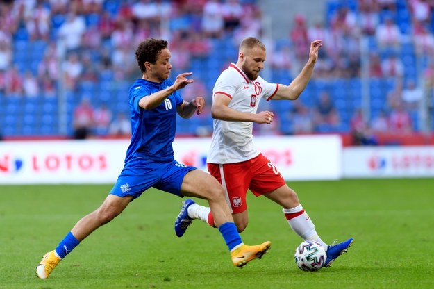 Reprezentant Polski Tymoteusz Puchacz i Mikael Anderson z Islandii podczas piłkarskiego meczu towarzyskiego /Jakub Kaczmarzyk /PAP