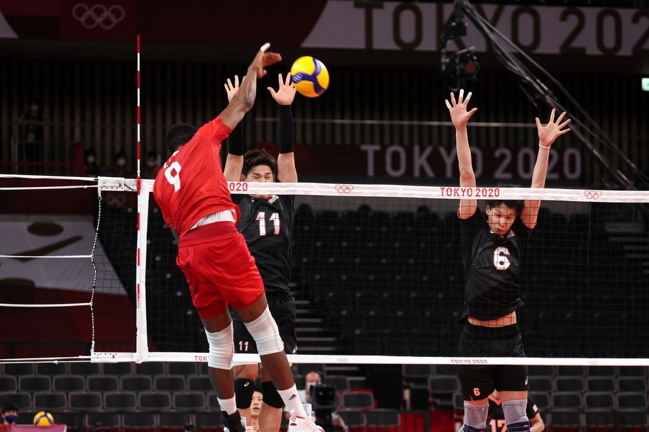 Reprezentant Polski Wilfredo Leon oraz Yuji Nishida Akihiro Yamauchi z Japonii podczas meczu Japonia - Polska / 	Leszek Szymański    /PAP