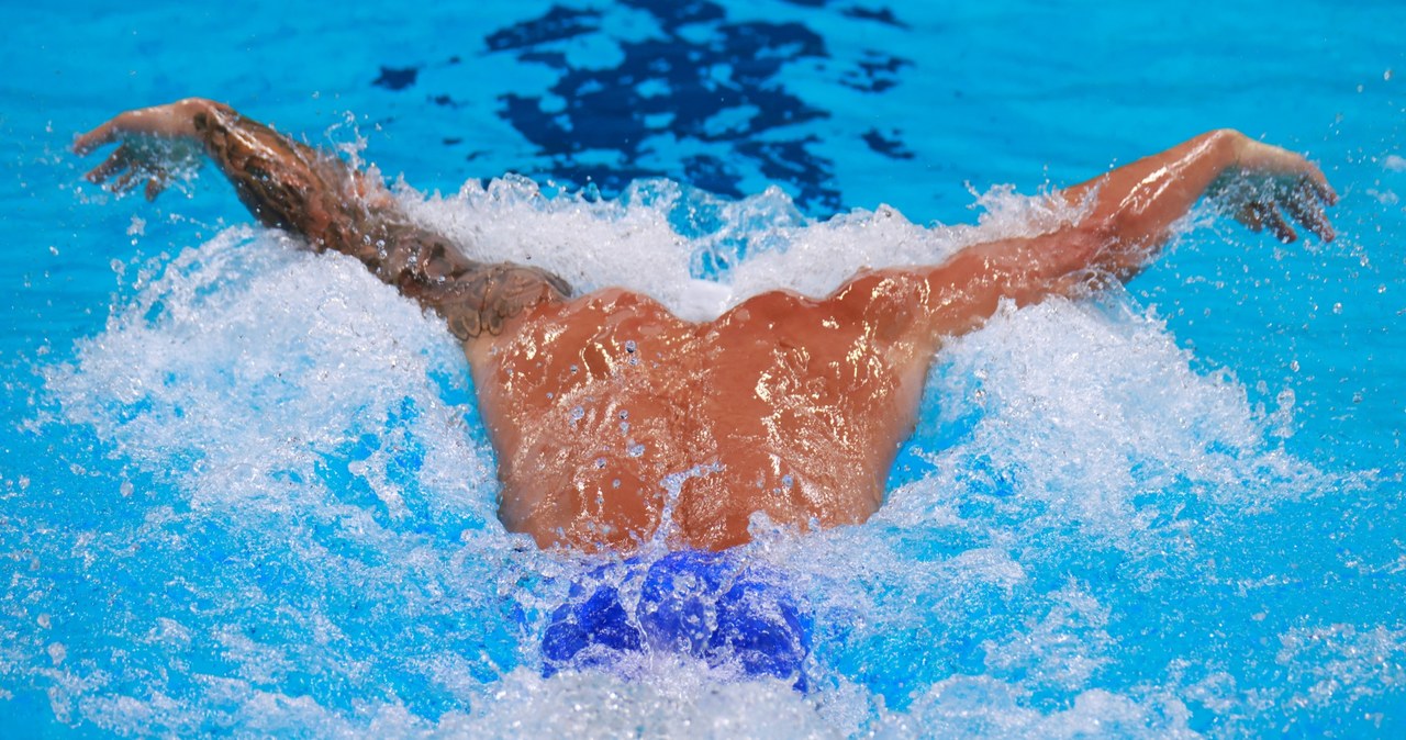 Reprezentant USA Caeleb Dressel podczas rywalizacji na 100 m stylem motylkowym mężczyzn na Igrzyskach Olimpijskich w Tokio /AFP