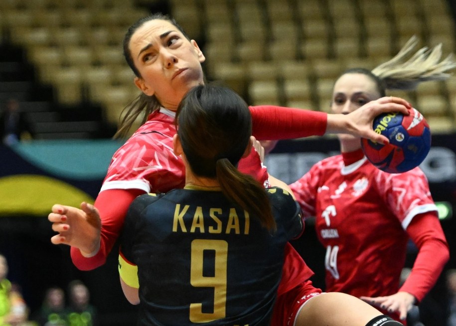 Reprezentantka Polski Monika Kobylińska (L) i Chikako Kasai (P) z Japonii podczas meczu grupy F mistrzostw świata piłkarek ręcznych w duńskim Herning. /Marcin Bielecki /PAP