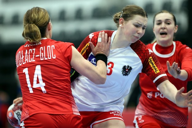 Reprezentantki Polski Karolina Kudłacz-Gloc (L) i Kinga Achruk (P) oraz Katarina Pandza (C) z Austrii podczas rewanżowego meczu o awans do turnieju finałowego mistrzostw świata piłkarek ręcznych / 	Leszek Szymański    /PAP