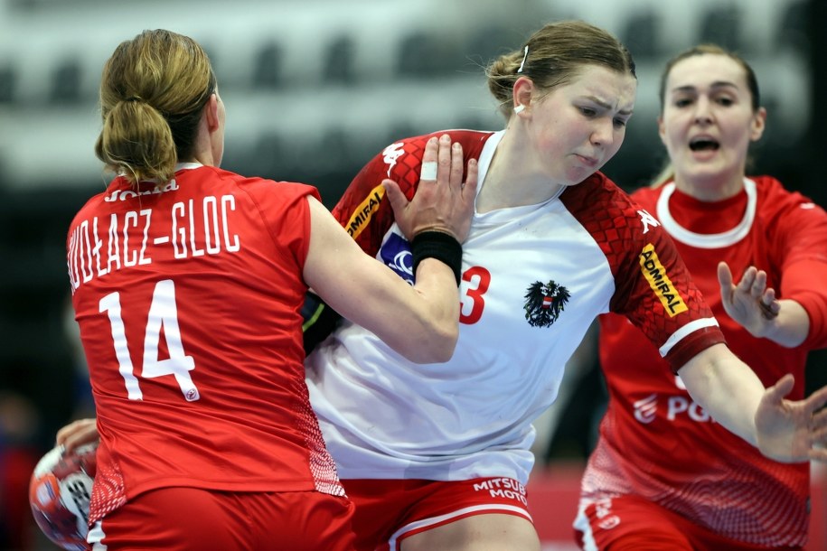 Reprezentantki Polski Karolina Kudłacz-Gloc (L) i Kinga Achruk (P) oraz Katarina Pandza (C) z Austrii podczas rewanżowego meczu o awans do turnieju finałowego mistrzostw świata piłkarek ręcznych / 	Leszek Szymański    /PAP