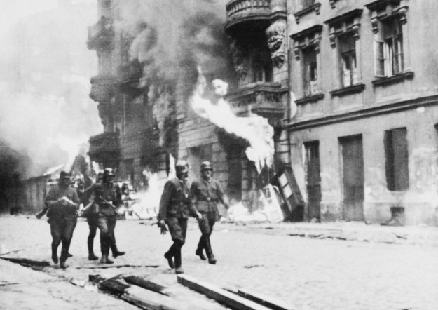 Reprodukcja: II wojna światowa. Oddział SS na ulicach getta /PAI /PAP