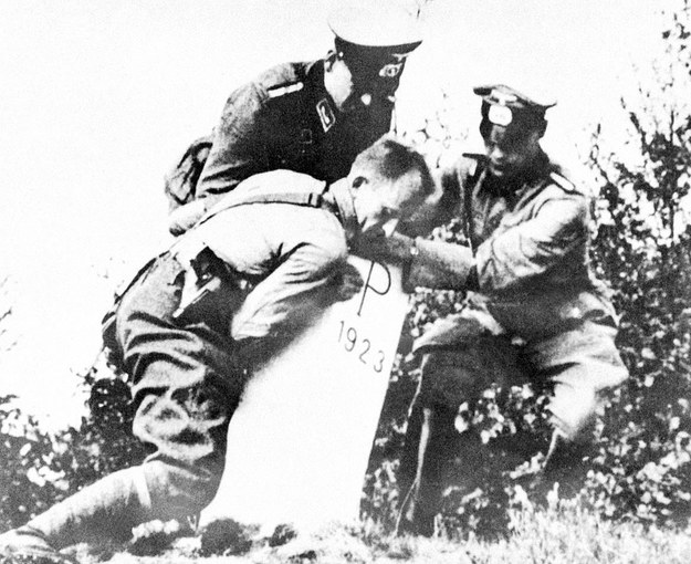 Reprodukcja: Inwazja Niemiec na Polskę we wrześniu 1939 r., żołnierze niemieccy obalają słup graniczny / 	Reprodukcja /PAP