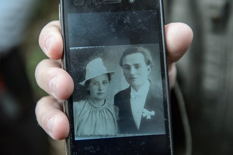 Reprodukcja zdjęcia, przedstawiającego Antoniego Dołęgę z żoną Stanisławą /Wojciech Pacewicz /PAP