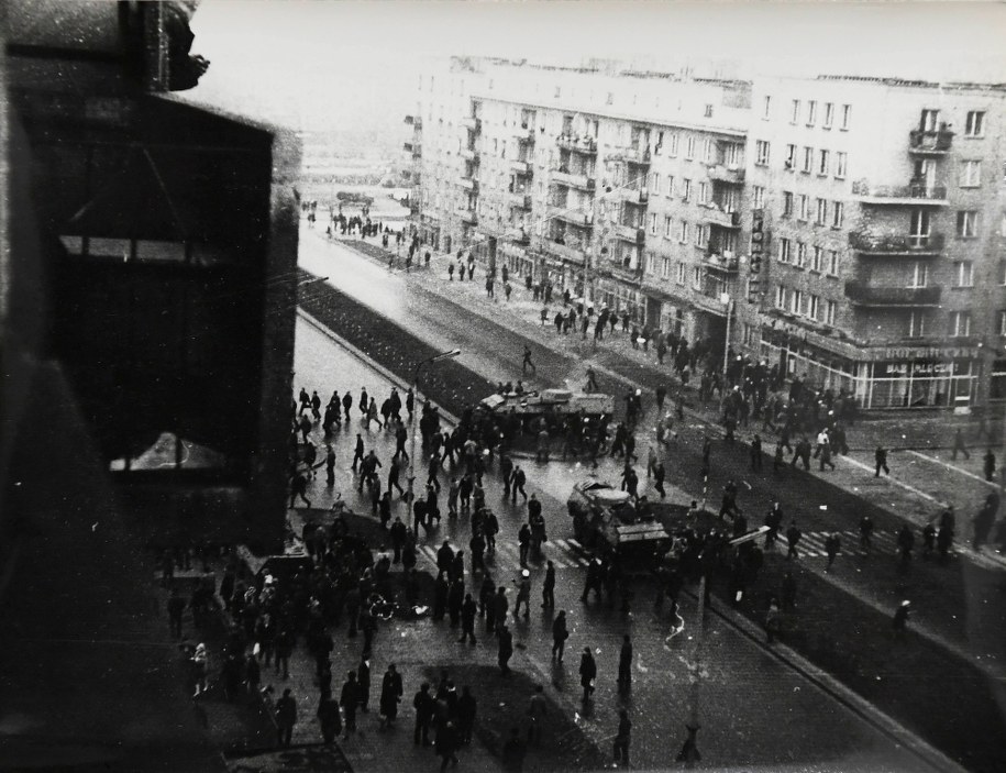 Reprodukcja zdjęcia z Gdyni nieznanego autora z wydarzeń grudniowych 1970 roku na Wybrzeżu / 	Adam Warżawa    /PAP