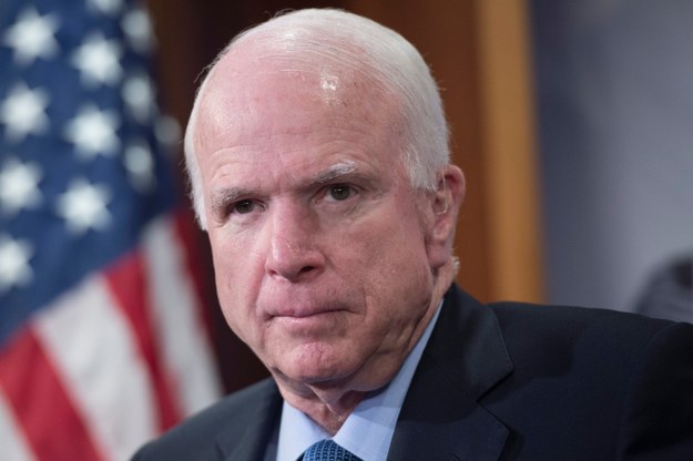 Republikański senator John McCain /MICHAEL REYNOLDS    /PAP/EPA