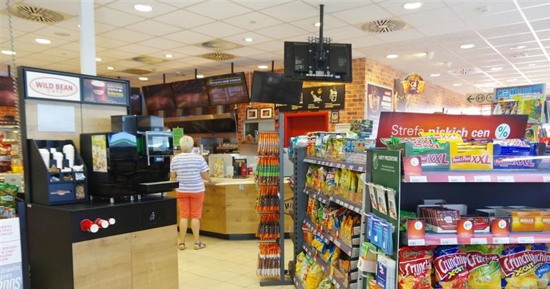 Resort zdrowia wraca do pomysłu ograniczenia sprzedaży alkoholu na stacjach benzynowych; w grę wchodzi nawet całkowity zakaz /Marek Bazak /Reporter