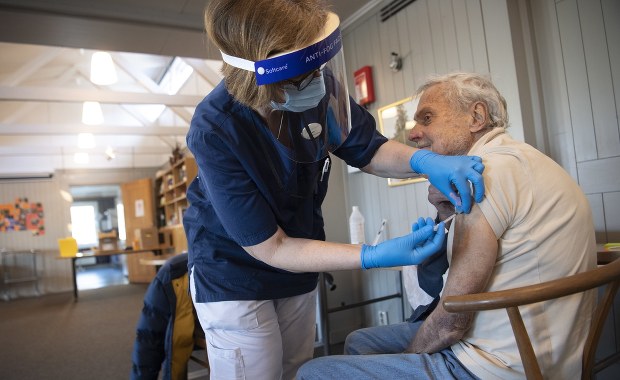 Resort zdrowia zmieni program szczepień. Są dwa scenariusze