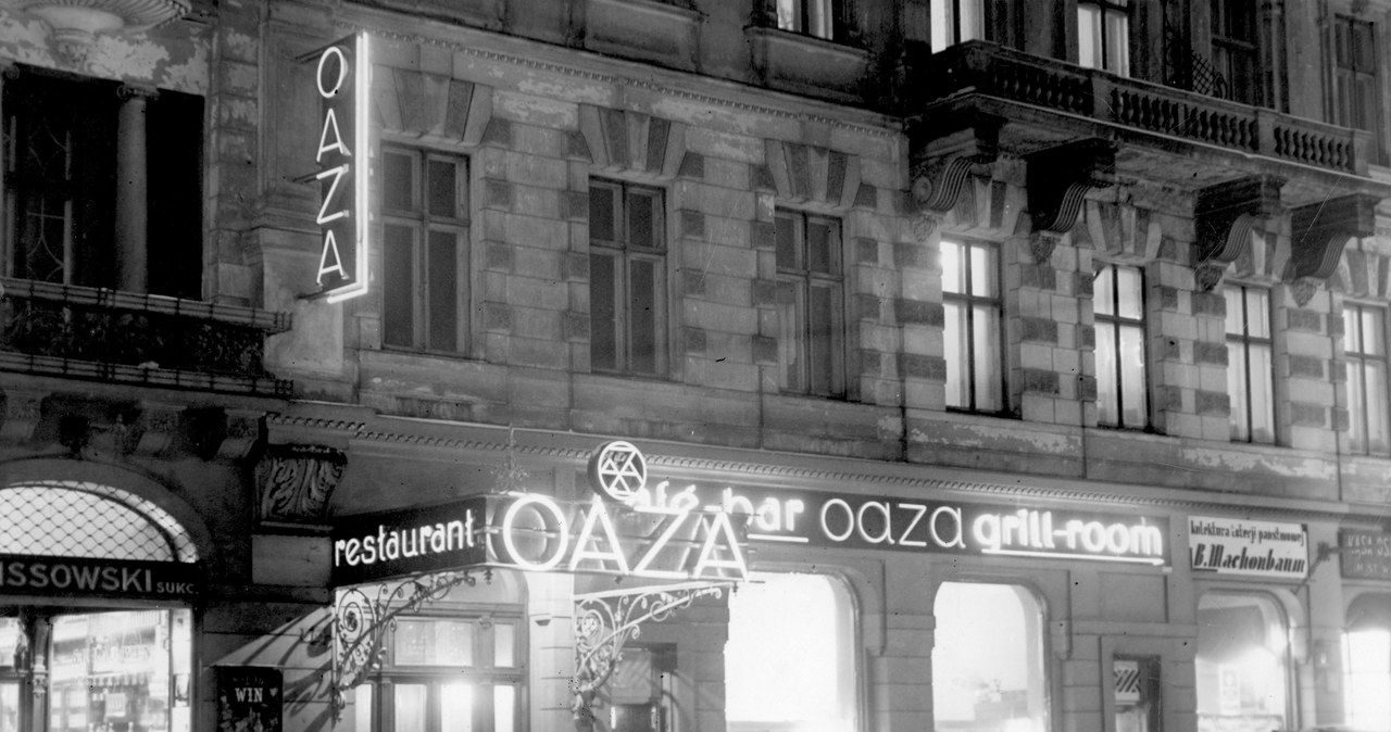 Restauracja "Oaza" w Warszawie - widok zewnętrzny. Widoczne szyldy i neony reklamowe /Z archiwum Narodowego Archiwum Cyfrowego