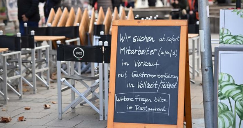 Restauracja w Monachium. Zamiast menu ogłoszenie o poszukiwaniu pracowników /Deutsche Welle