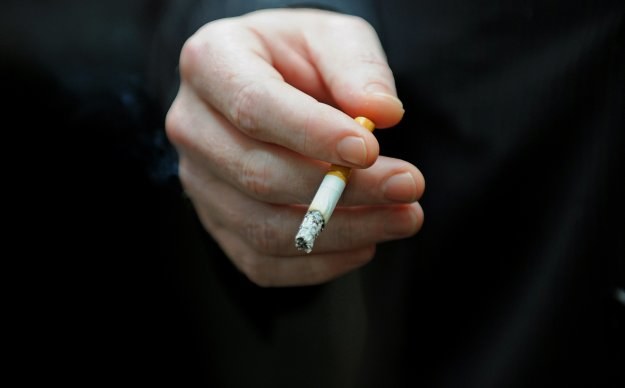 Restauracje i bary wprowadzają całkowity zakaz palenia /AFP