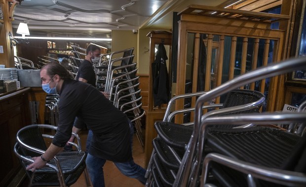 Restauracje i bary zamknięte do odwołania, dania tylko na wynos. Rząd wydłuża obostrzenia