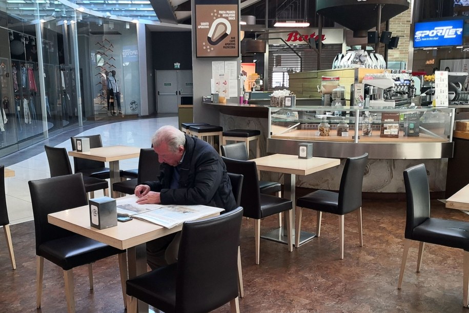 Restauracje i kawiarnie opustoszały z powodu koronawirusa /NICOLA FOSSELLA /PAP/EPA