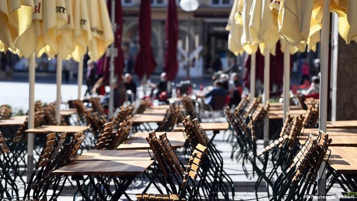 Restauratorzy domagają się, aby w zimnych miesiącach pozwolono im ustawiać na zewnątrz grzejniki tarasowe /Reuters/A. Gebert /Deutsche Welle