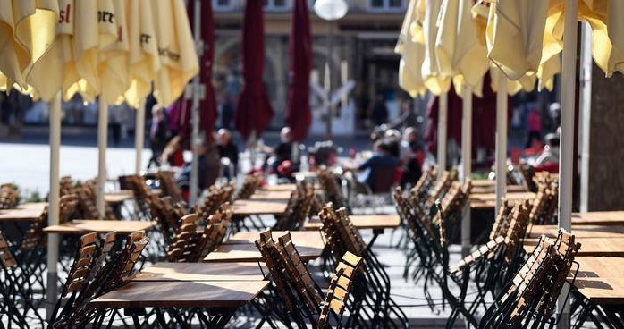 Restauratorzy domagają się, aby w zimnych miesiącach pozwolono im ustawiać na zewnątrz grzejniki tarasowe /Reuters/A. Gebert /Deutsche Welle