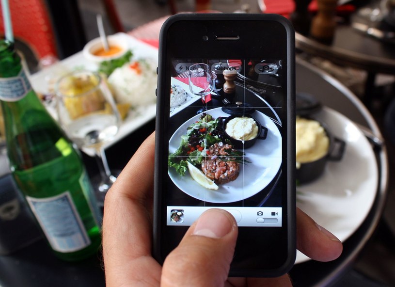 Restauratorzy niechętnie patrzą na klientów fotografujących jedzenie na talerzu /AFP