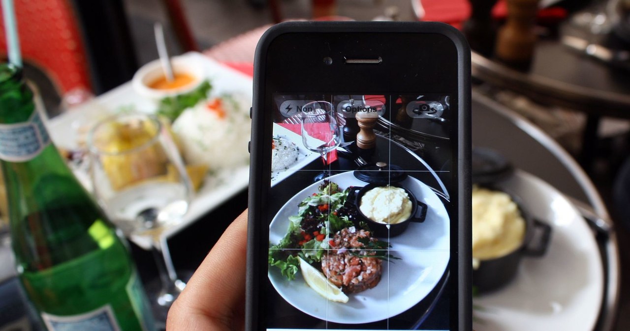 Restauratorzy niechętnie patrzą na klientów fotografujących jedzenie na talerzu /AFP