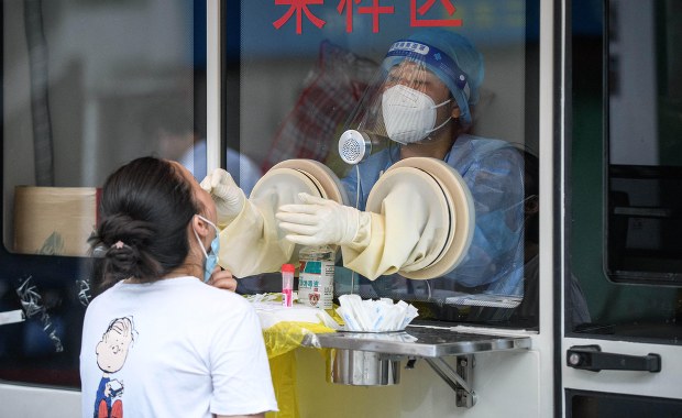 Restrykcje covidowe w Pekinie przez 5 lat? Burza po publikacji dziennika