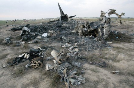 Resztki B-737, który rozbił się po starcie z kirgijskiego Biszkeku. W tym wypadku zginęło 65 osób... /AFP