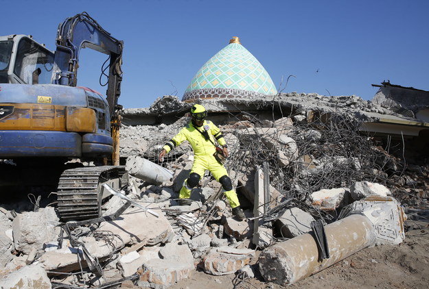 Resztki meczetu, który runął w czasie trzęsienia ziemi /ADI WEDA /PAP/EPA